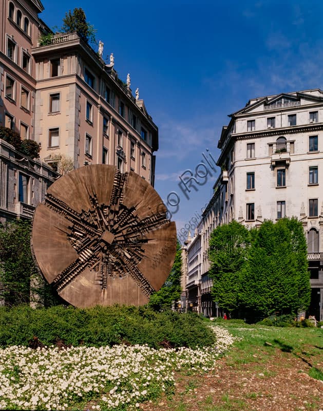 Il Grande Disco, scultura di Arnaldo Pomodoro a Piazza Meda, Milano