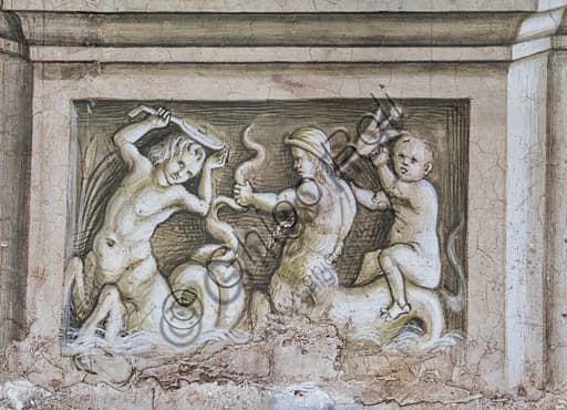 Dettaglio della grisaille rinascimentale raffigurante una lotta tra tritoni, basamento Libreria Piccolomini, Duomo di Siena