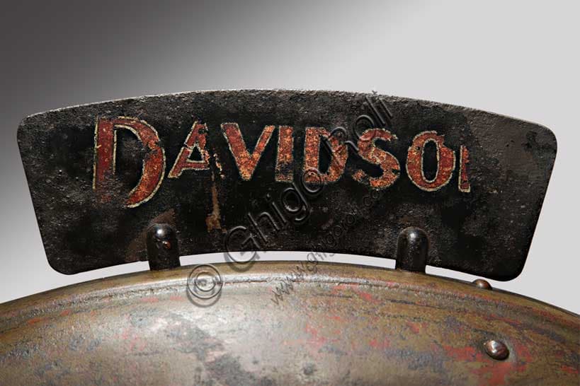 Moto d'epoca Harley-Davidson T-Side 1917 conservata, bicilindrico V 1000cc, lato destro