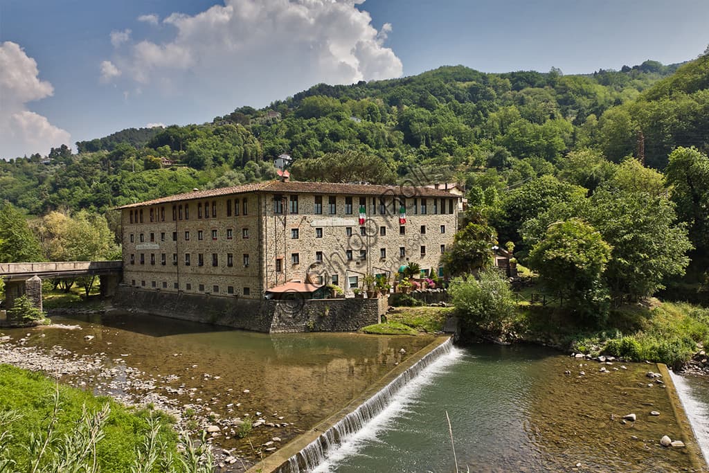 Veduta esterna dell'Hotel San Lorenzo, ex cartiera riconvertita, affacciata sul torrente Pescia