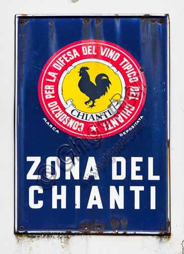 Insegna del Gallo Nero a Radda in Chianti, simbolo del Consorzio Chianti Classico in Toscana