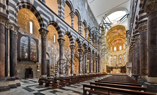 Interno del Duomo di Genova - Veduta architettonica della navata centrale dalla prospettiva Nord-Ovest