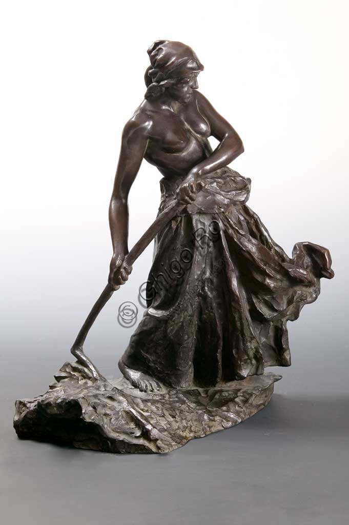 Bronze sculpture Woman beating the Wheat by Giuseppe Graziosi, Assicoop-Unipol Collection