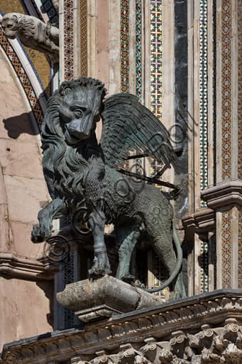Statua bronzea del leone di San Marco, facciata del Duomo di Orvieto, opera di Lorenzo Maitani (1329-1330)
