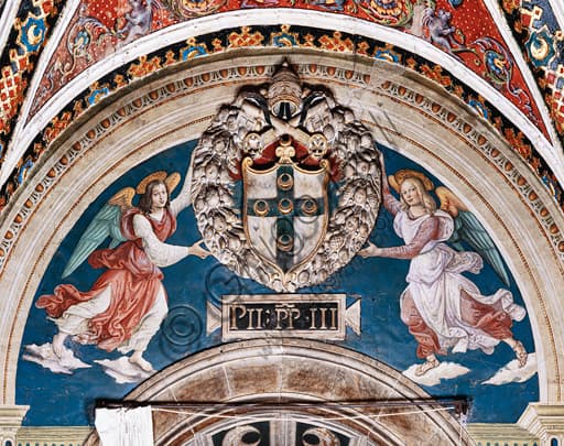 Dettaglio affresco lunetta sinistra, due angeli reggono stemma araldico di Papa Pio III, Libreria Piccolomini Duomo Siena, opera di Pinturicchio