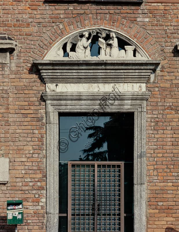 Lunetta marmorea Annunciazione di Franco Lombardi, portale Ca' Granda (Ospedale Maggiore) Milano