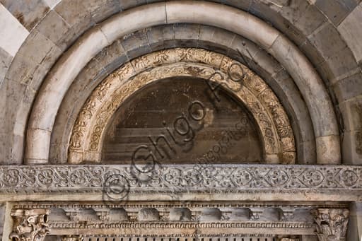 Lunetta scultorea del XII secolo del portale di San Giovanni Battista, Duomo di Genova, opere antelamiche
