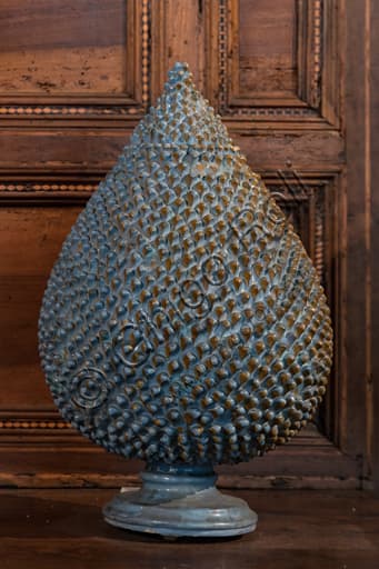 Deruta majolica artistic vase in shape of a pine cone, with polychrome Renaissance decoration, 16th century Italian pottery