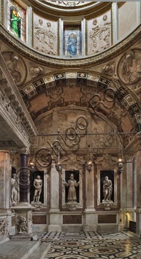 Statue rinascimentali in marmo di Matteo Civitali, parete est della Cappella di San Giovanni, Duomo di Genova