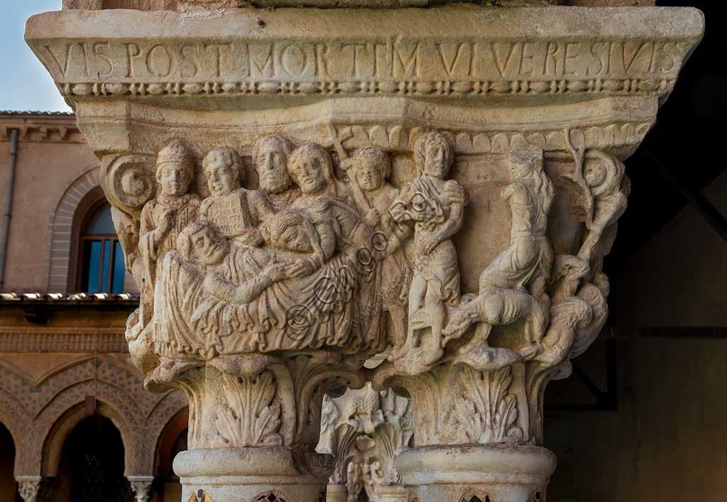 Scultura del capitello medievale N8 nel chiostro di Monreale: Lazzaro sul letto di morte, parabola del ricco e del povero