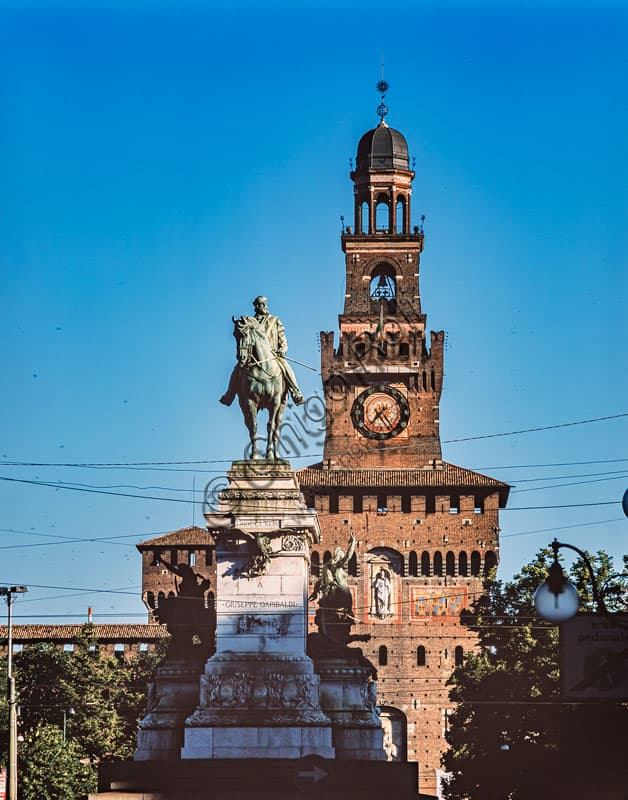 Monumento a Giuseppe Garibaldi a Largo Cairoli con la Torre del Filarete del Castello Sforzesco di Milano sullo sfondo