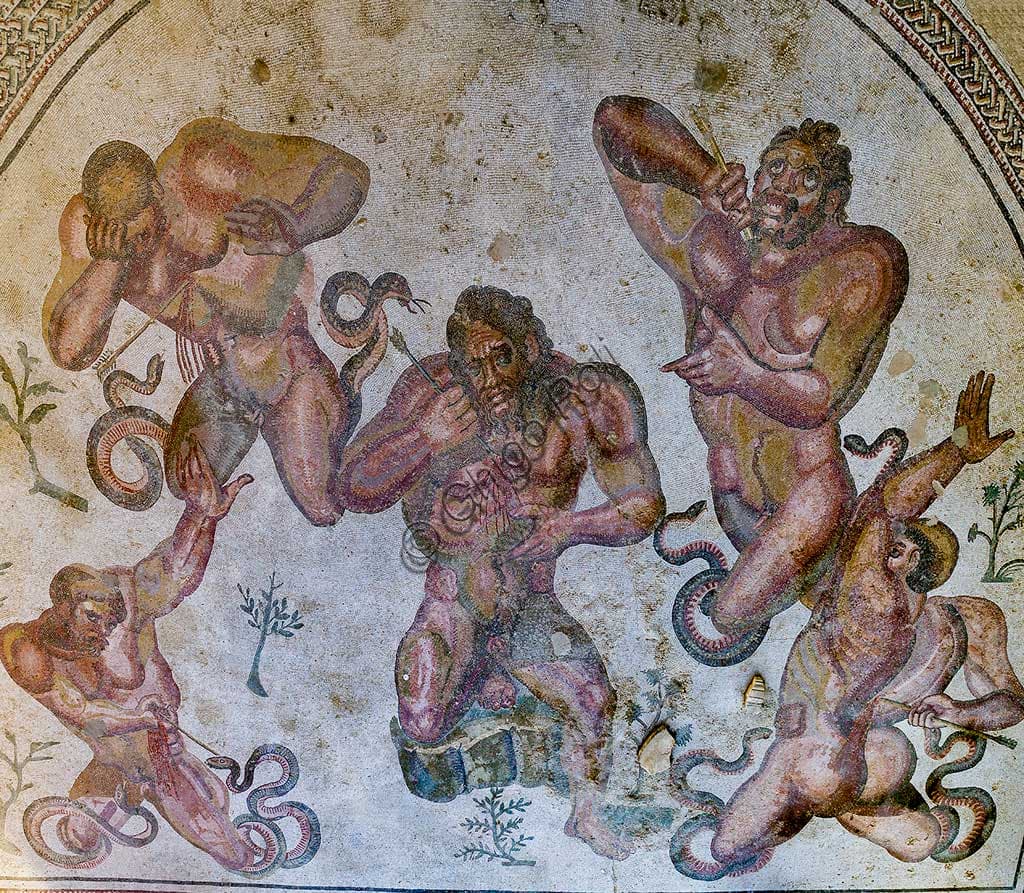 Dettaglio mosaico pavimentale Villa Romana del Casale Piazza Armerina: Ercole colpisce i Giganti