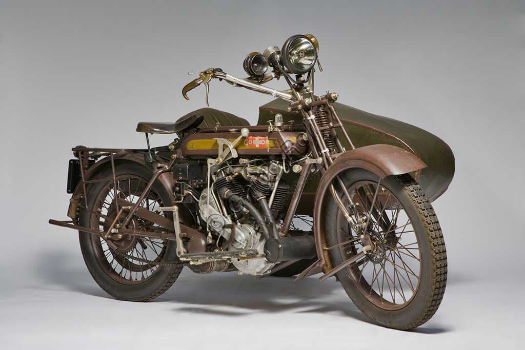 Moto d'epoca Condor Sidecar 1924, motocicletta antica con sidecar in stato conservato.