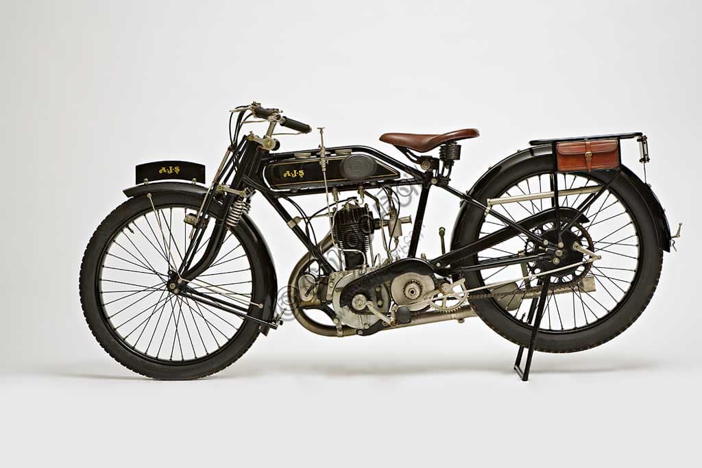 1925 AJS ES 350, restored vintage motorcycle in black with 350cc side-valve engine