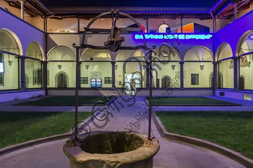 Veduta del chiostro rinascimentale che ospita il Museo Novecento a Firenze, con opere d'arte moderna