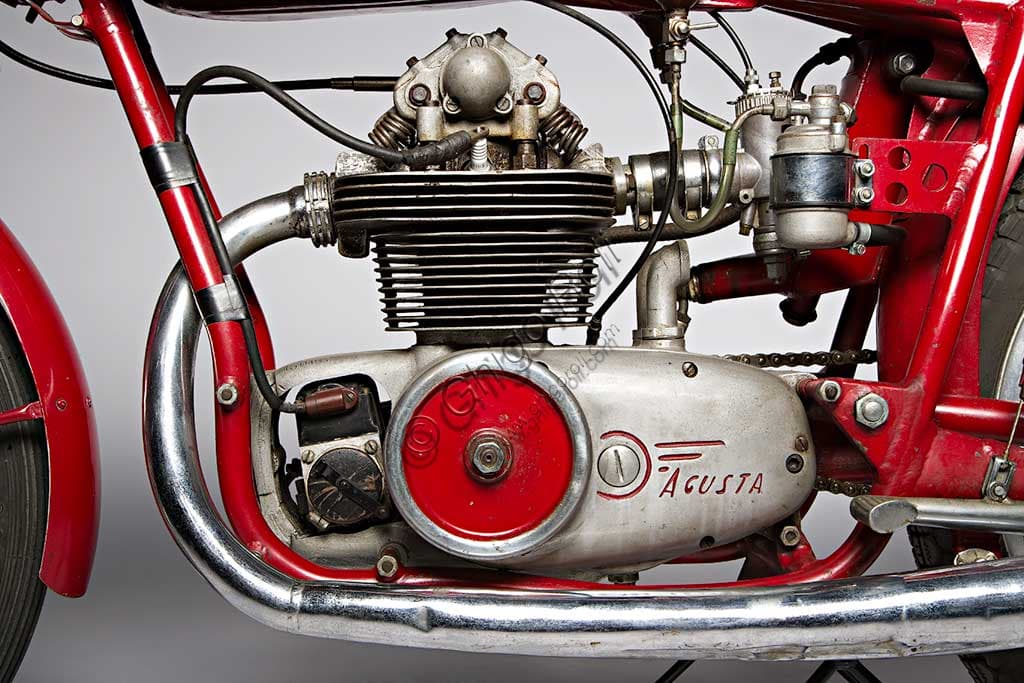 MV Agusta 125 Monoalbero Corsa 1954, vintage Italian racing motorcycle, side view engine and frame detail