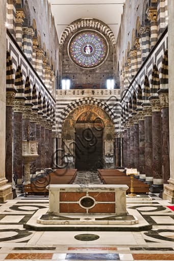 Veduta prospettica della navata centrale del Duomo di Genova (Cattedrale di San Lorenzo) dalla zona dell'altare maggiore