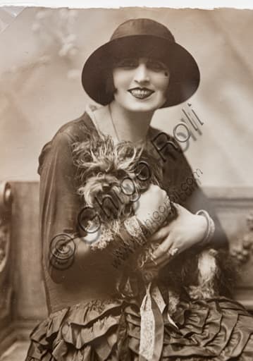 Nella Regini con un cane in braccio, stampa al carbone seppiata di Marcello Dudovich del 1926, ritratto fotografico d'arte