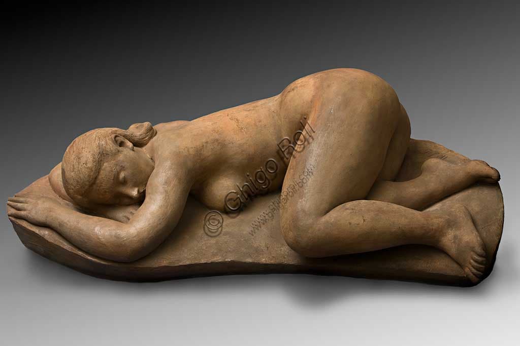 Scultura in terracotta Nudo di Ragazza Dormiente dell'artista Ivo Soli, Collezione Assicoop Unipol
