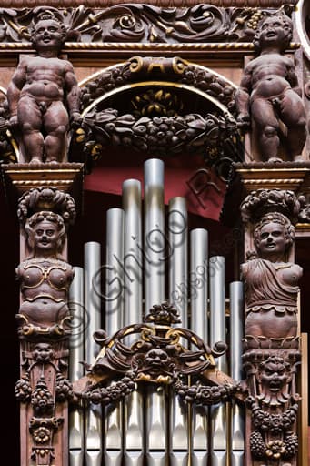 Organo a canne barocco di Gaspare Forlani con decorazioni lignee intagliate, Cappella Cybo, Duomo di Genova