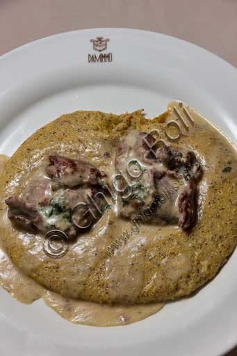 Oseli scapacc small rolls with herbs and Branzi cheese, traditional food from Bergamo, Italy, plated serving