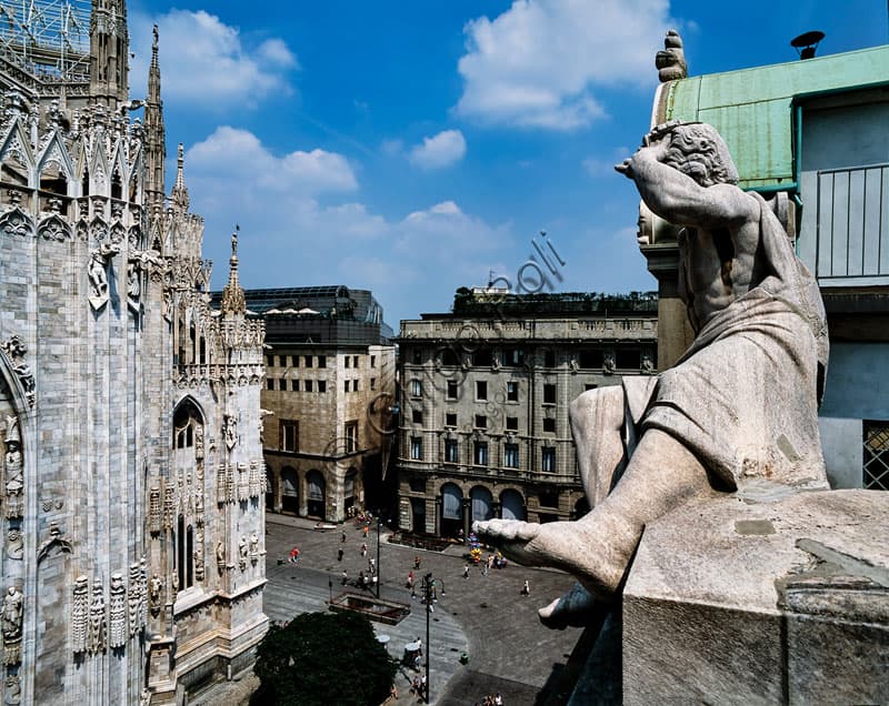 Veduta delle absidi del Duomo di Milano dal Palazzo della Veneranda Fabbrica con una delle statue della facciata in primo piano