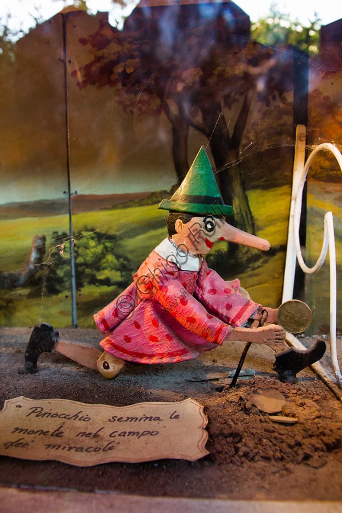 Teatro Meccanico del Parco di Pinocchio: scena di Pinocchio che semina monete nel Campo dei Miracoli