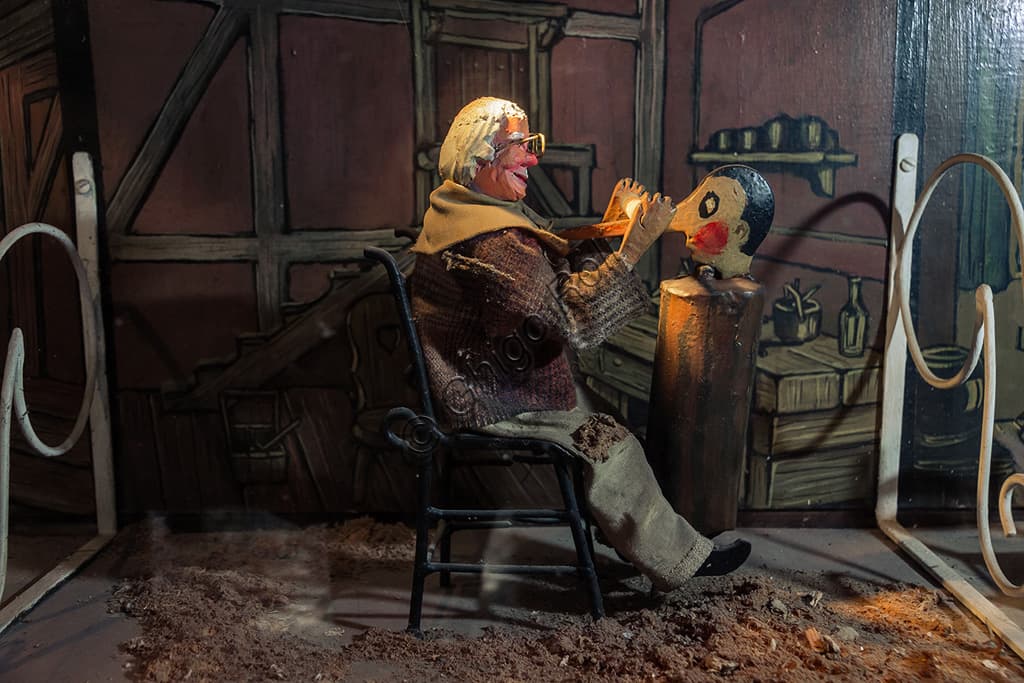 Il Teatro Meccanico con Geppetto che crea Pinocchio nel Parco di Pinocchio a Collodi