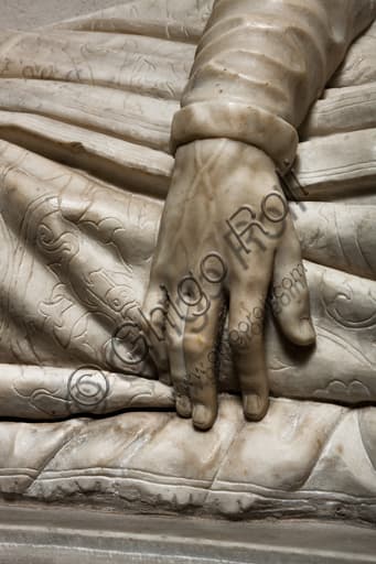 Particolare della mano sinistra della scultura del Monumento Funebre di Matteo Fieschi, Duomo di Genova (Cattedrale di San Lorenzo), Cappella De Marini.