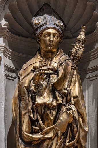 Particolare della tiara in argento e cristalli della statua di San Ludovico di Tolosa, opera in bronzo dorato di Donatello a Firenze.