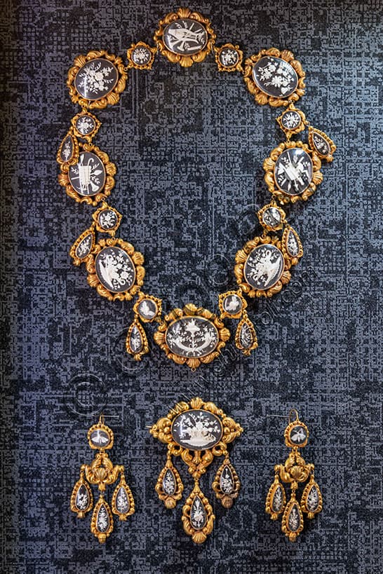 Parure collana e orecchini 1800 Torino, oro giallo legno avorio - Museo del Gioiello Vicenza