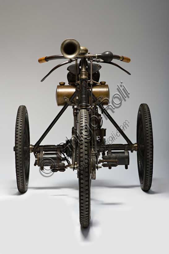 Photo of vintage Perfecta tipo Sport 1898 tricycle with De Dion-Bouton engine - Restored historic vehicle