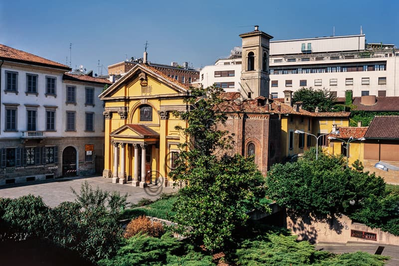 Veduta architettonica di Piazza Borromeo a Milano con la facciata della Chiesa di S. Maria Podone