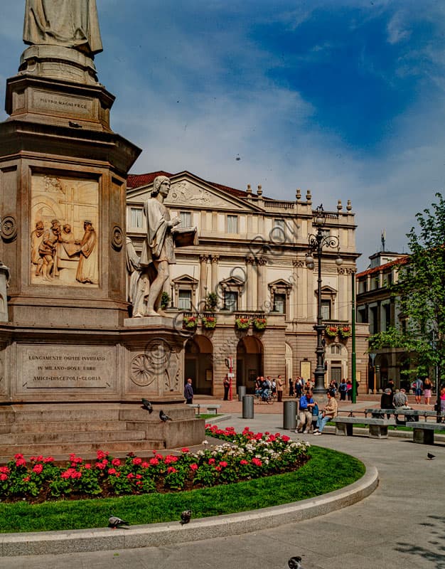 Veduta di Piazza della Scala a Milano con il Teatro alla Scala e, in primo piano, il monumento a Leonardo da Vinci