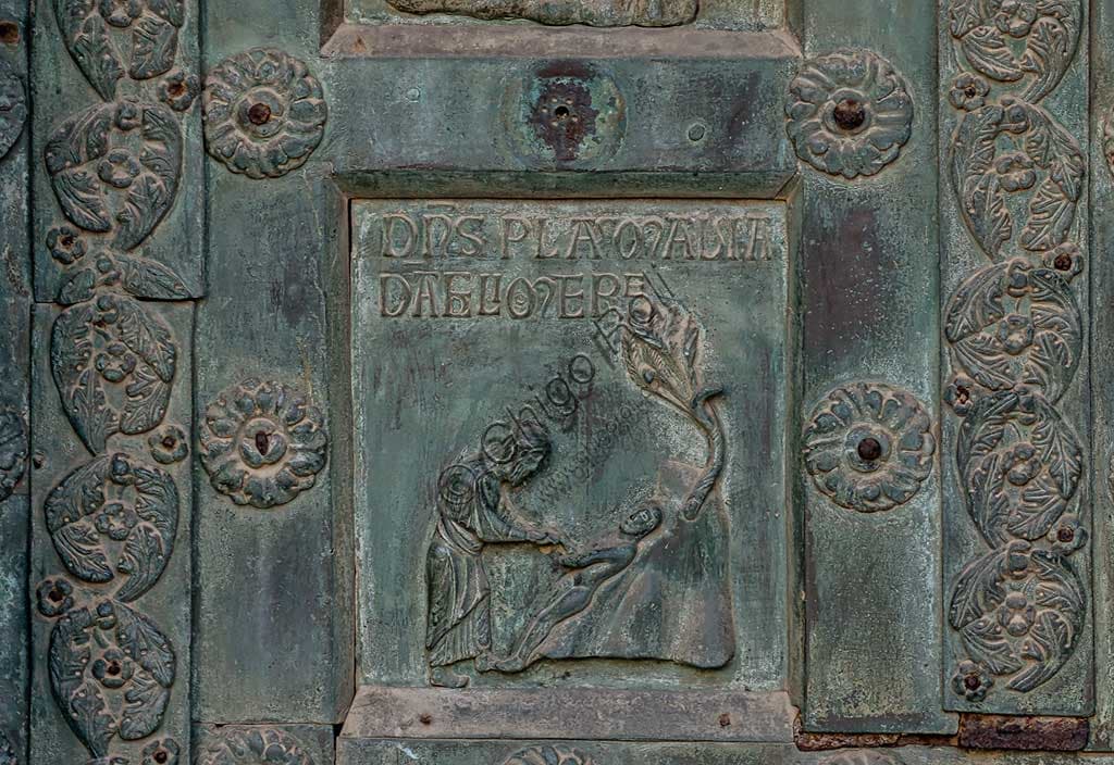 Dettaglio della formella bronzea della Creazione di Adamo, Porta di Bonanno Pisano, Duomo di Monreale (1185-6)