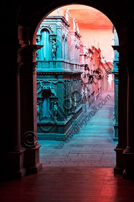 Particolare della porta regia nel proscenio del Teatro Olimpico di Vicenza durante lo spettacolo Son et Lumière, progettato dall'architetto Andrea Palladio