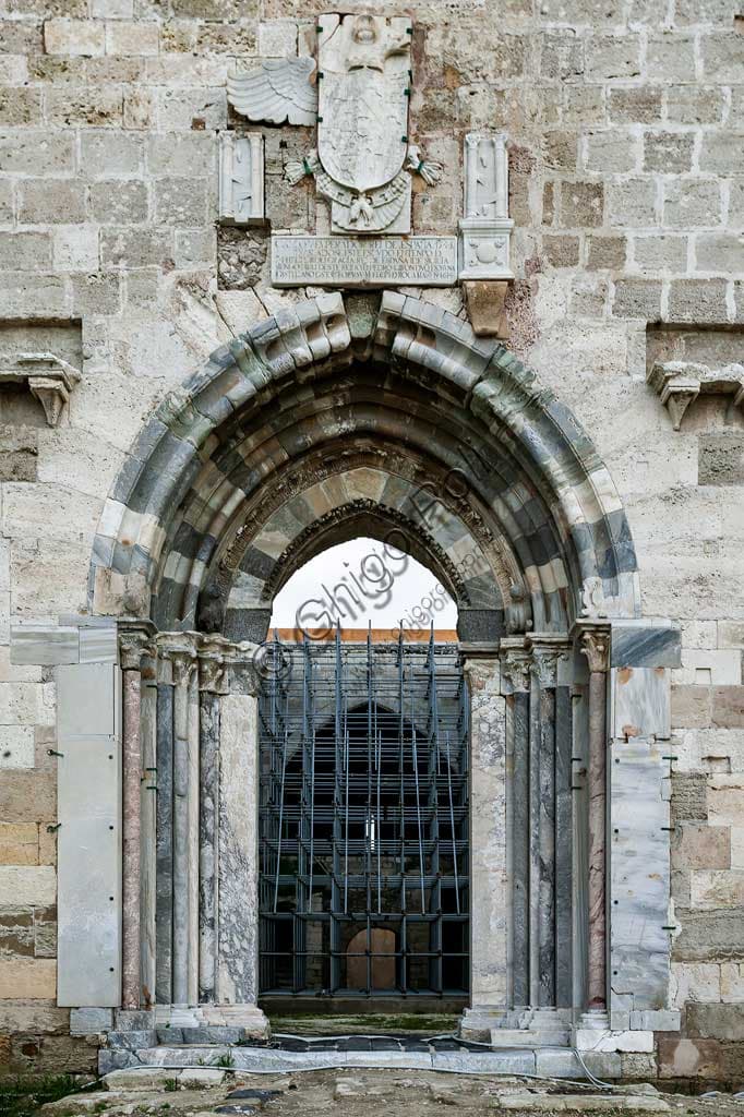 Porta monumentale con colonne del Castello Maniace a Ortigia, Siracusa - architettura spagnola del XVI secolo