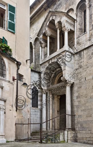 Portale romanico di San Giovanni Battista, lato nord Duomo di Genova - architettura medievale