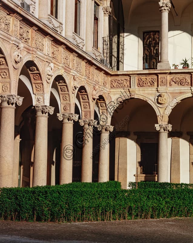 Dettaglio del portico rinascimentale della Ca' Granda a Milano con decorazione a busti in pietra d'Angera