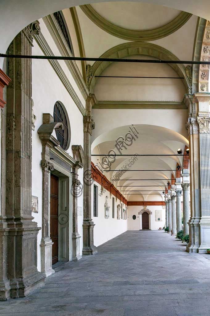 Veduta architettonica del portico della canonica nella Basilica di Sant'Ambrogio a Milano