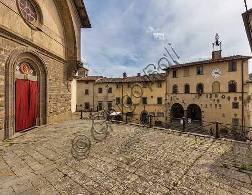 Chiesa di San Niccolò e Palazzo del Podestà a Radda in Chianti, Toscana, con stemmi storici