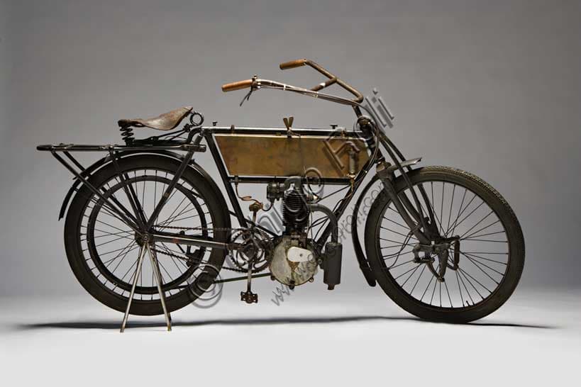 Photograph of the 1903 Zedel-Frera 3 HP vintage motorbike, a restored model with a 350 cc engine.