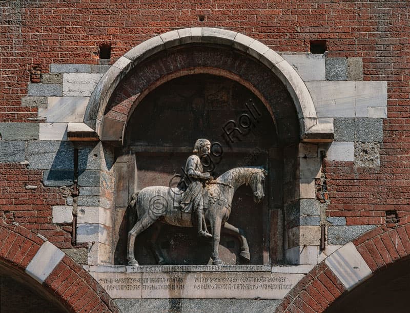 Rilievo scultoreo medievale di Oldrado da Tresseno a cavallo, dettaglio architettonico del Palazzo della Ragione a Milano
