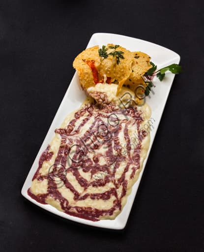 Biellese risotto with Nebbiolo sauce and parmesan basket, served at Il Torchio 1763 restaurant in the Candelo Ricetto