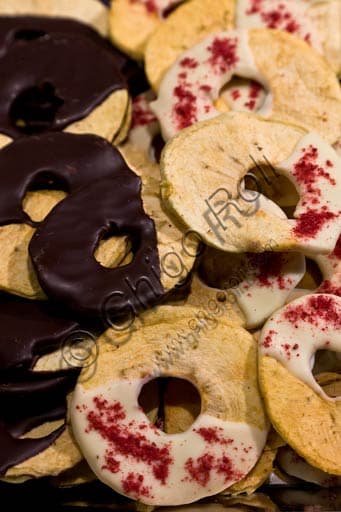 Washers of Trentino apples covered in dark and white chocolate, produced by Exquisita in Rovereto