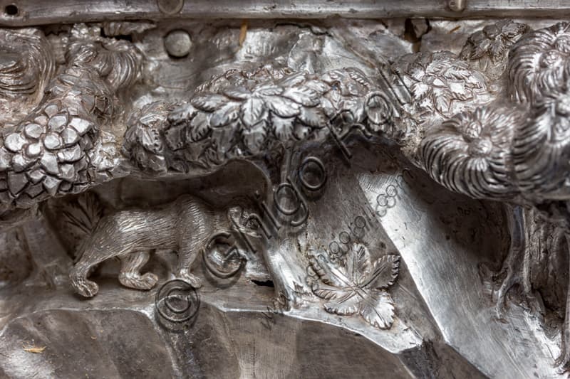 Dettaglio della formella San Giovanni battezza le folle, Altare d'argento, con animale e alberi, Museo dell'Opera del Duomo Firenze