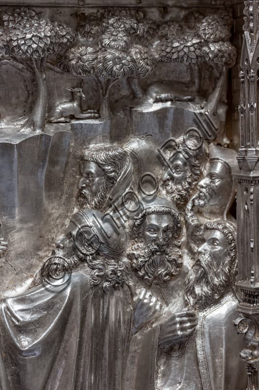 Formella in argento San Giovanni battezza le folle, Altare Tesoro San Giovanni, Museo Opera Duomo Firenze, arte gotica fiorentina