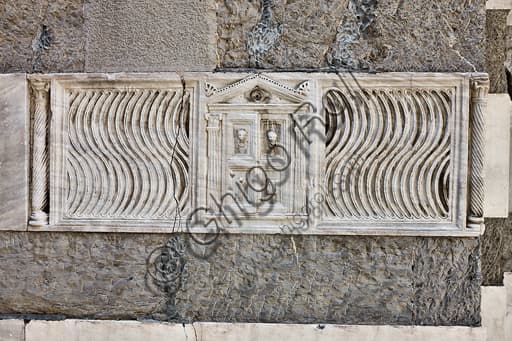 Fronte di sarcofago romano strigilato con porta, Duomo di Genova, Liguria