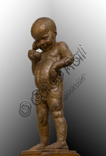 Child on the Phone sculpture by Ulderico Fabbri, 1930 bronze artwork, 97 cm height, artistic detail