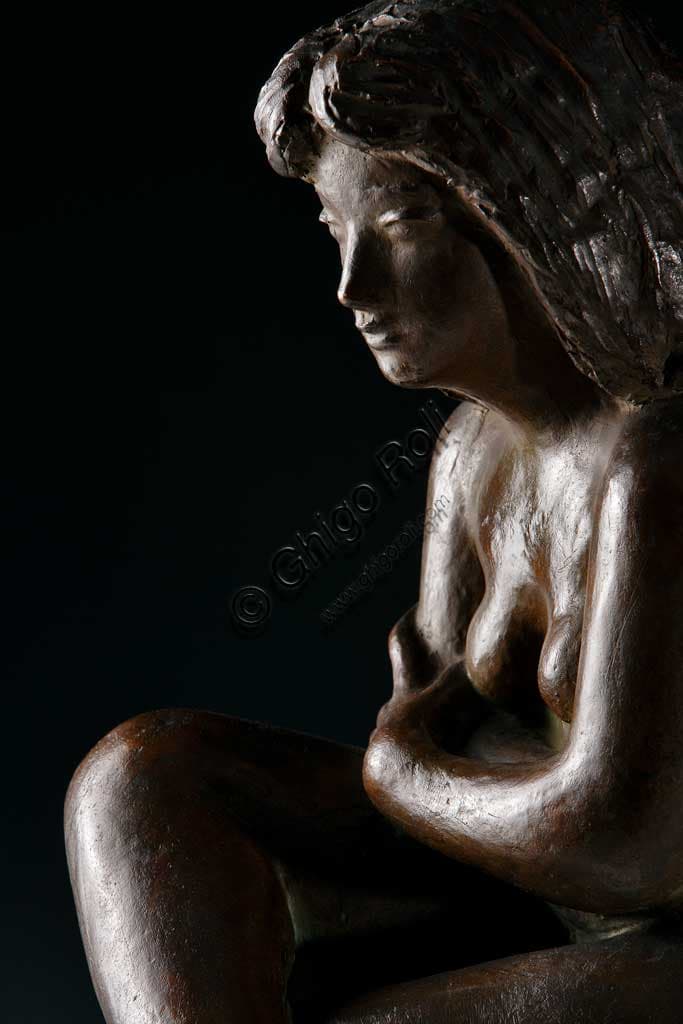 Particolare della scultura in bronzo 'Donna seduta' dell'artista italiano Ivo Soli, collezione Assicoop-Unipol